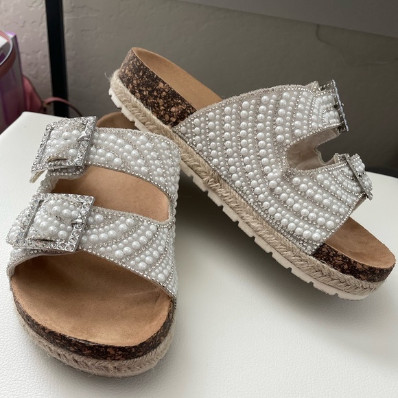 Size 6 woman slides - Picture 2 of 3